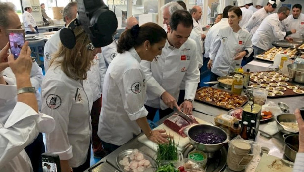 ep aguado junto a paloma martin visita tapasiona