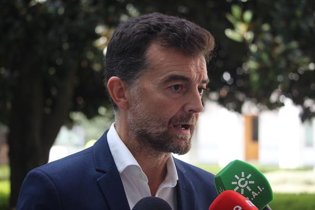 ep antonio maillo de iu atendiendolos mediosuna imagenarchivo
