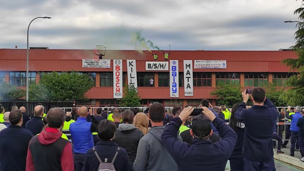ep archivo   concentracion de trabajadores de bsh ante la planta de esquiroz en una imagen de