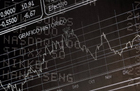 ep archivo   pantalla del ibex 35 con el grafico historico de la cotizacion del ibex en la sede de