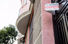ep archivo   un cartel de vende de una inmobiliaria en un portal del distrito de arganzuela a 14 de