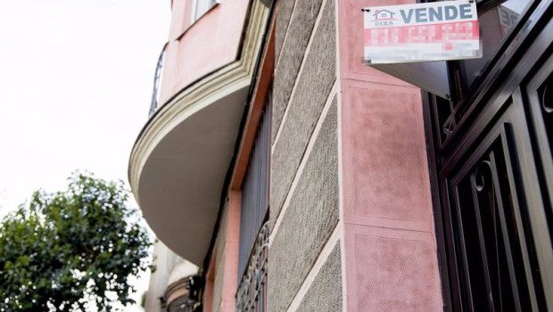 ep archivo   un cartel de vende de una inmobiliaria en un portal del distrito de arganzuela a 14 de