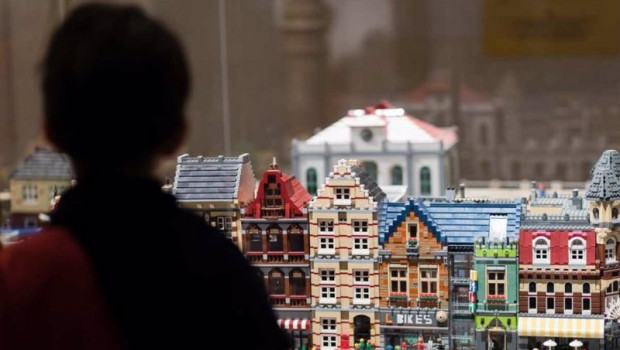 ep archivo   un nino en la exposicion i love lego de barcelona