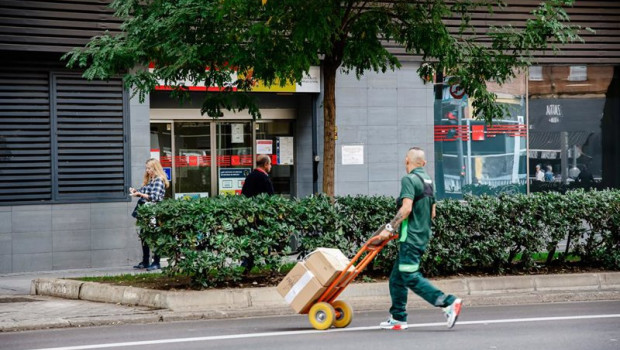 ep archivo un repartidor a las puertas de una oficina del sepe ep archivo un repartidor a las puertas de una oficina del sepe