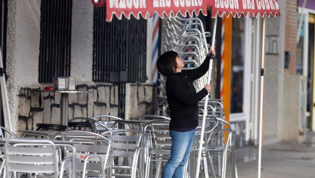 ep archivo una camarera levanta el toldo de un bar a 12 de enero de 2024 en madrid espana ep archivo una camarera levanta el toldo de un bar a 12 de enero de 2024 en madrid espana