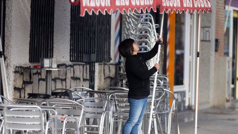Archivo - Una camarera levanta el toldo de un bar, a 12 de enero de 2024, en Madrid (España). | Eduardo Parra - Europa Press - Archivo ep archivo una camarera levanta el toldo de un bar a 12 de enero de 2024 en madrid espana