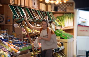 ep archivo   una dependienta trabaja en una fruteria a 17 de octubre de 2023 en barcelona catalunya