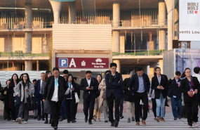 ep archivo   varias personas durante la primera jornada del mobile world congress barcelona 2026 en