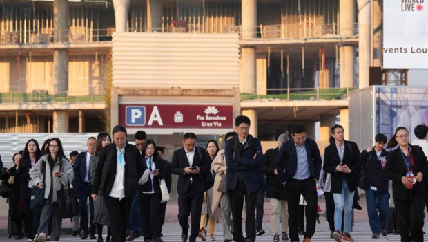 ep archivo   varias personas durante la primera jornada del mobile world congress barcelona 2026 en