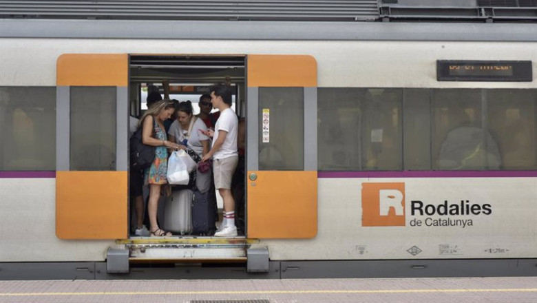 ep archivo varias personas en el interior de un tren en vilanova i la geltru una de las estaciones ep archivo varias personas en el interior de un tren en vilanova i la geltru una de las estaciones