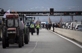 ep archivo   varios tractores de agricultores franceses durante el corte de la a 9 francesa en las