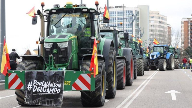 ep archivo   varios tractores durante una nueva jornada de protestas de agricultores y ganaderos a