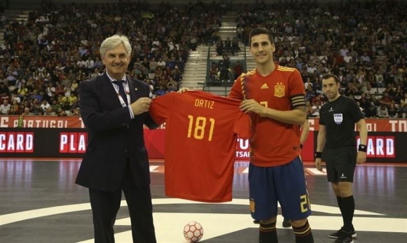 ep carlos ortiz y venancio lopez con la camiseta de 181 internacionalidades record de espana