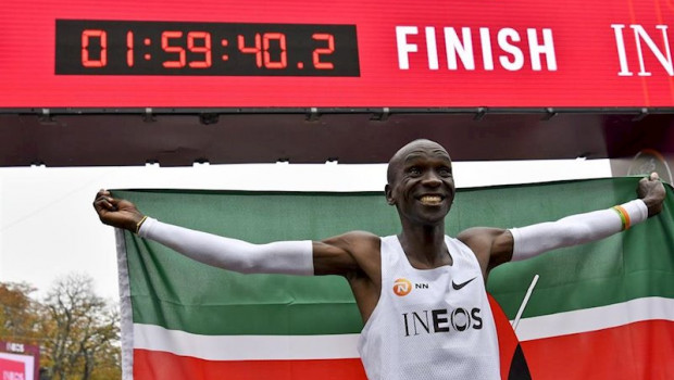ep el atleta keniata eliud kipchoge tras bajar en viena de las dos horas en el maraton gracias al