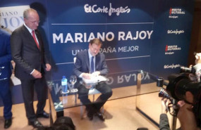 ep el expresidente del gobierno mariano rajoy dedica un ejemplar de su libro una espana mejor al