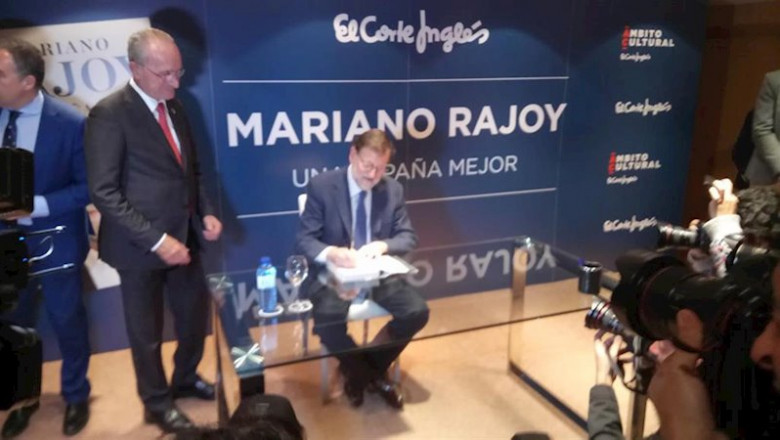 ep el expresidente del gobierno mariano rajoy dedica un ejemplar de su libro una espana mejor al