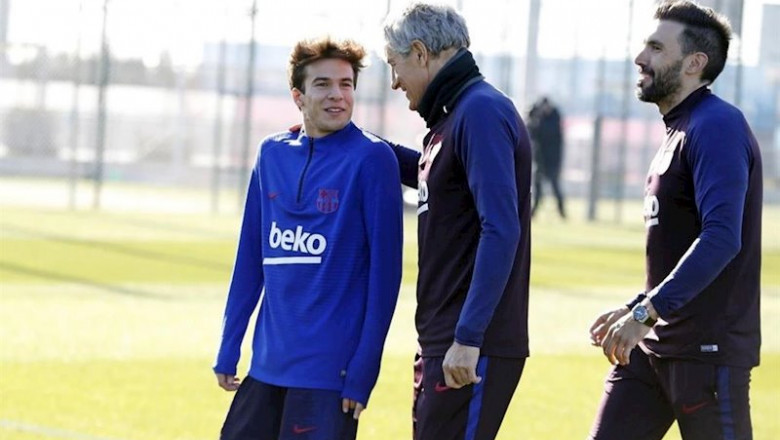 El jugador del Barça Riqui Puig junto al nuevo entrenador, Quique Setién, en su primera sesión de entrenamiento en la Ciutat Esportiva Joan Gamper | FC BARCELONA ep el jugador del bara riqui puig junto al nuevo entrenador quique setien en su primera sesion de