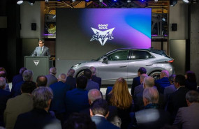 ep el presidente de la generalitat salvador illa junto al cupra raval