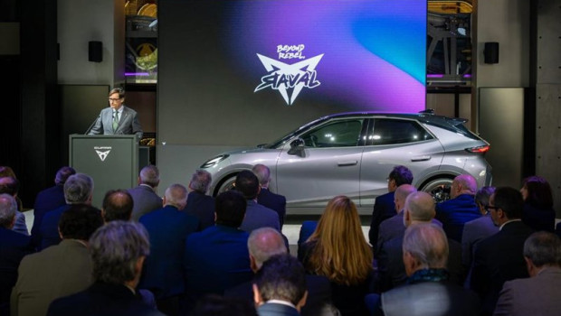 ep el presidente de la generalitat salvador illa junto al cupra raval