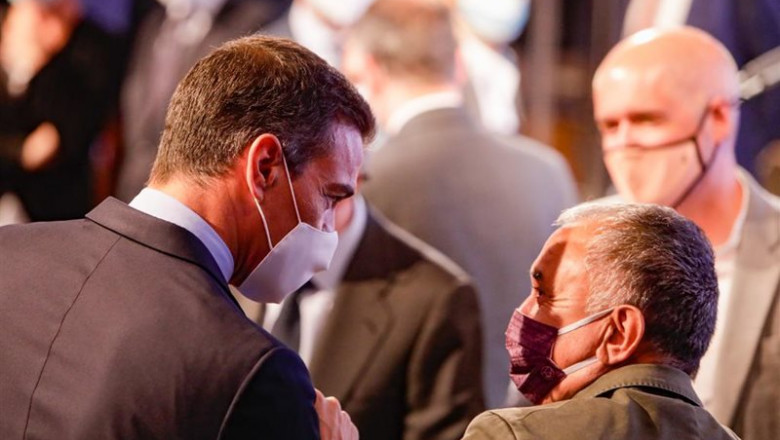 El presidente del Gobierno, Pedro Sánchez (i); habla con secretario general de UGT, Pepe Álvarez (d), tras ofrecer una conferencia bajo el título 'España puede. Recuperación, Transformación, Resiliencia | EUROPA PRESS/R.Rubio.POOL - Europa Press ep el presidente del gobierno pedro sanchez i habla con secretario general de ugt pepe alvarez d