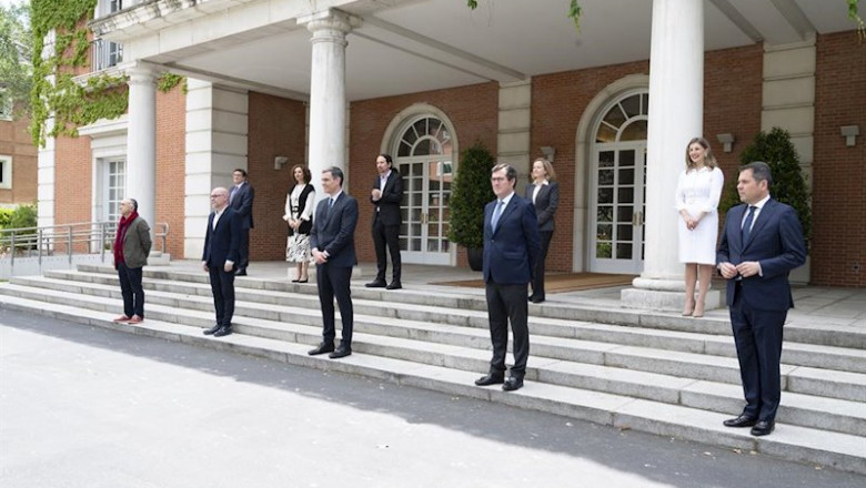 El secretario general de UGT, Pepe Álvarez; el secretario general de CCOO, Unai Sordo; el presidente del Gobierno, Pedro Sánchez; el presidente de la CEOE, Antonio Garamendi; y el presidente de CEPYME, Gerardo Cuerva, junto con otros ministros. | Moncloa ep el secretario general de ugt pepe alvarez el secretario general de ccoo unai sordo el presidente