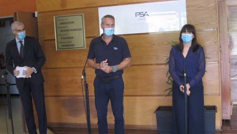 El vicepresidente segundo de la Xunta, Francisco Conde; el director del centro de PSA en Vigo, Ignacio Bueno, y la conselleira de Emprego e Igualdade, María Jesús Lorenzana. | EUROPA PRESS ep el vicepresidente segundo de la xunta francisco conde el director del centro de psa en vigo