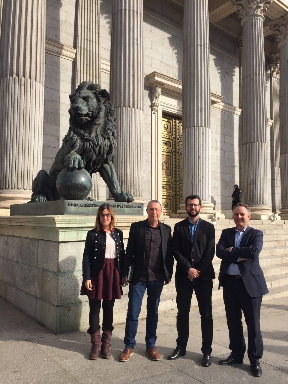 Los cuatro diputados de Compromís, frente a los Leones del Congreso | COMPROMÍS ep los cuatro diputadoscompromis frentelos leonescongreso