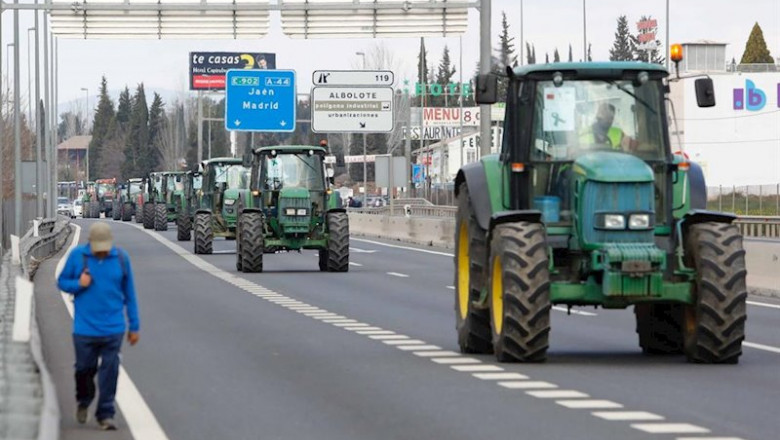 Manifestacion de agricultores con tractores | ÁLEX CÁMARA / EUROPA PRESS ep manifestacion de agricultores con tractores
