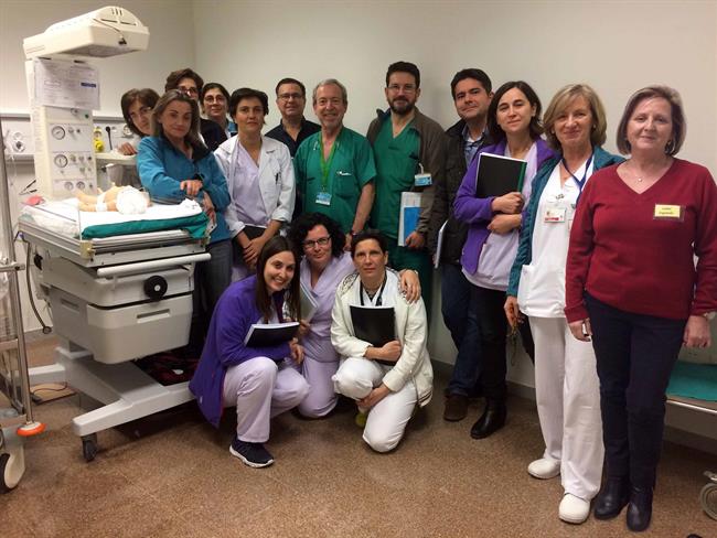 Once monitores de simulación clínica posan junto a un robot bebé en La Fe | GVA ep once monitoressimulacion clinica posanarobot bebe enfe