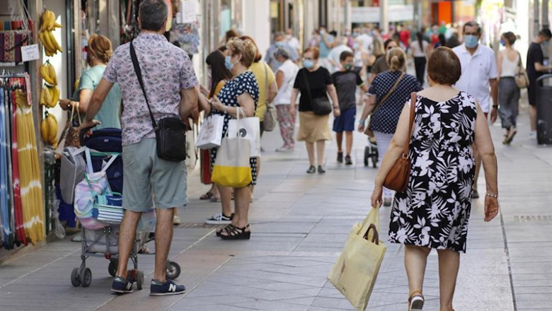 AYUNTAMIENTO DE MÉRIDA ep personas en una calle comercial de merida