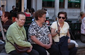 ep personas mayores sentadas