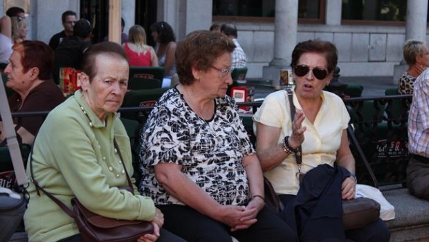 ep personas mayores sentadas