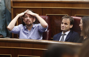 ep secretario generalunidas podemos pablo iglesias llevandosemanosla cabeza portavozecpcongreso jaume asens yportavoz adjuntapodemoscongreso ione belarra sentadossus escanos durantesegunda sesion de
