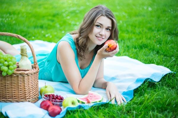 ep tomar fruta dieta saludable chica comiendomanzada