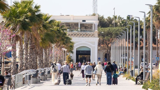 ep turistas pasean por el centro de la ciudad a 26 de marzo de 2026 en alicante comunidad valenciana