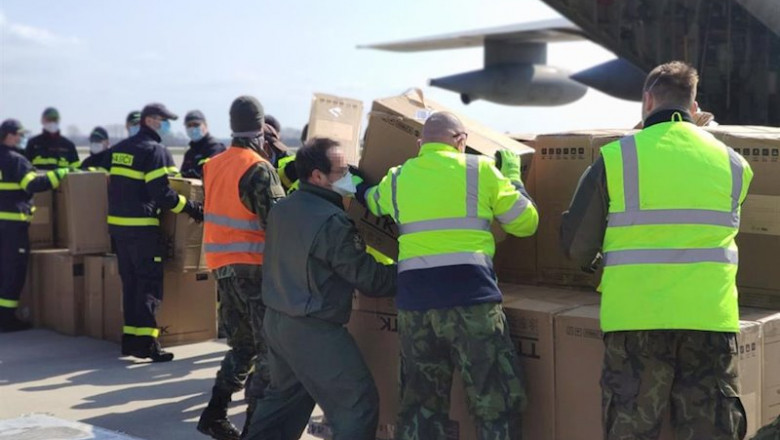 Un C130 Hércules del Ala31 recoge material de protección sanitaria contra el Covid-19 donado por la República Checa en el aeropuerto de Pardubice, en Pardubice (República Checa) a 29 de marzo de 2020. | MINISTERIO DE DEFENSA ep un c130 hercules del ala31 recoge material de proteccion sanitaria contra el covid-19 donado por