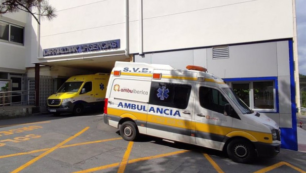 ep una ambulancia abandona el servicio de urgencias de un hospital de bizkaia
