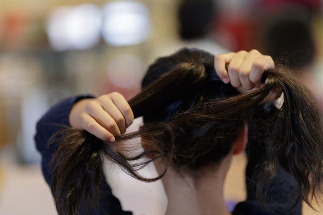 Una niña se hace una trenza | EUROPA PRESS - Archivo ep una ninahacetrenza