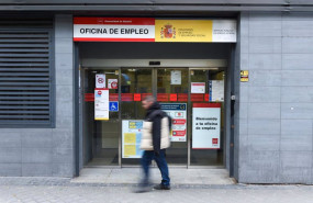 ep una persona pasa al lado de una oficina del paro del paseo de acacias a 3 de noviembre de 2023 en