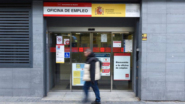 ep una persona pasa al lado de una oficina del paro del paseo de acacias a 3 de noviembre de 2023 en