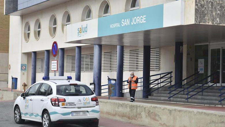 Una sanitaria abandona con un coche de uso hospitalario el Hospital San Jorge en Huesca durante el coronavirus, en Aragón (España) | Verónica Lacasa - Europa Press ep una sanitaria abandona con un coche de uso hospitalario el hospital san jorge en huesca durante