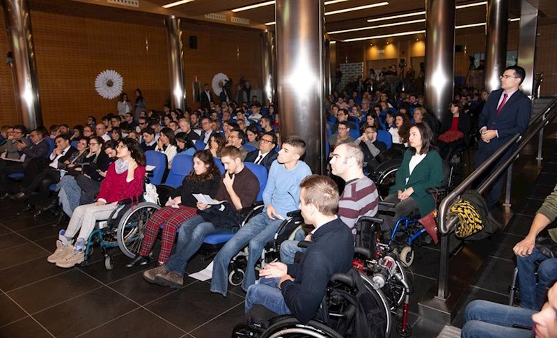 ep universitarios con discapacidad en un acto en la fundacion once