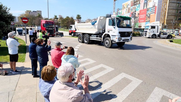 ep varias personas apoyan a una marcha de camiones convocada desde el poligono de raos hasta el