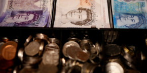 des billets et des pieces de monnaie en livres sterling dans une caisse enregistreuse a manchester en grande bretagne 