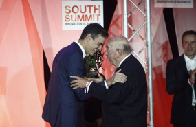 ep archivo   el presidente del gobierno pedro sanchez izda con jose llado dcha fundador de tecnicas