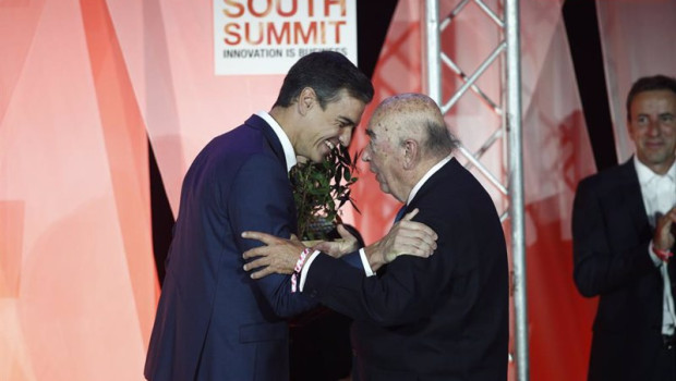 ep archivo   el presidente del gobierno pedro sanchez izda con jose llado dcha fundador de tecnicas