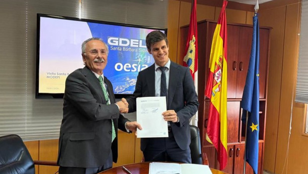 ep archivo   i d el presidente del grupo oesia luis furnells y el director general de santa barbara