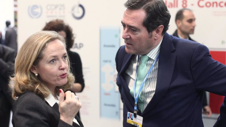 ep archivo   la vicepresidenta primera y ministra de asuntos economicos nadia calvino charla con el