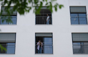 ep archivo   nuevos inquilinos durante la entrega de las llaves de una promocion publica de alquiler