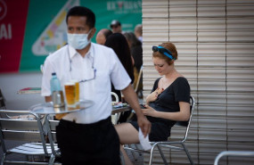 ep archivo   un camarero sirve en la terraza de un bar durante el segundo dia de la reapertura al